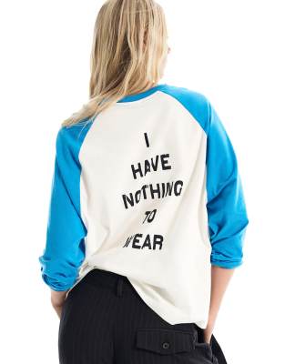 Bershka - Langärmliges Shirt in Weiß mit Kontrast-Print