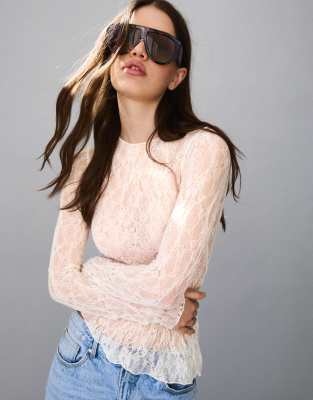 Bershka - Langärmliges T-Shirt aus Spitze in Ecru-Weiß