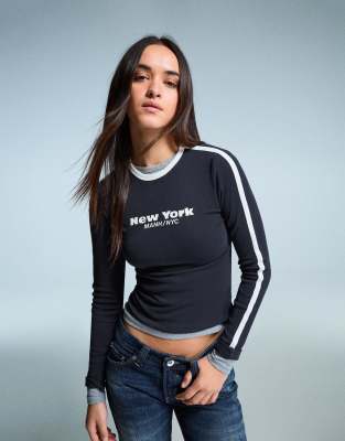 Bershka - Langärmliges T-Shirt in Blau mit Print-Marineblau