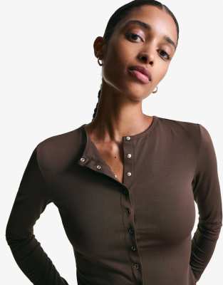 Bershka - Langärmliges T-Shirt in Braun mit Knöpfen-Brown