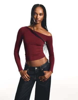 Bershka - Langärmliges T-Shirt in Burgunderrot mit asymmetrischem Halsausschnitt