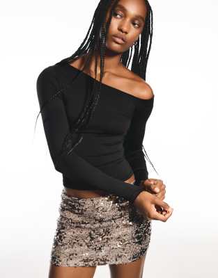Bershka - Langärmliges T-Shirt in Schwarz mit asymmetrischem Halsausschnitt