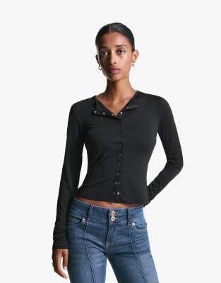 Bershka - Langärmliges T-Shirt in Schwarz mit Knöpfen
