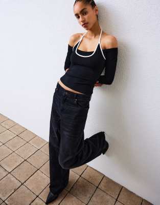 Bershka - Langärmliges T-Shirt in Schwarz mit Neckholder