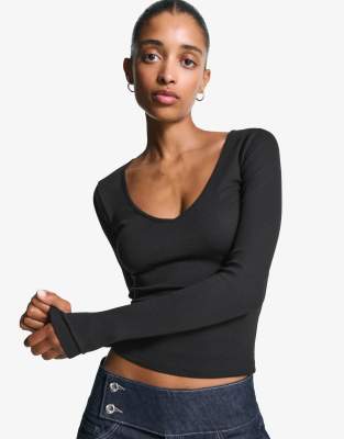 Bershka - Langärmliges T-Shirt in Schwarz mit V-Ausschnitt