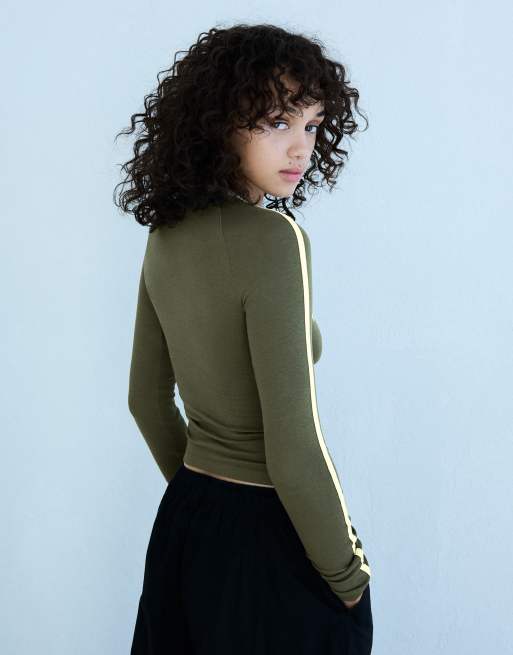 Bershka Langärmliges T-Shirt mit Kontrastprint in Khaki, 2 von 5