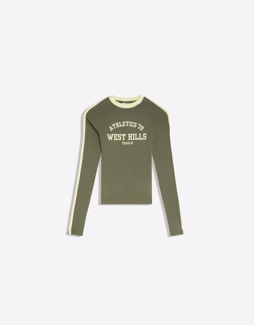 Bershka Langärmliges T-Shirt mit Kontrastprint in Khaki, 5 von 5