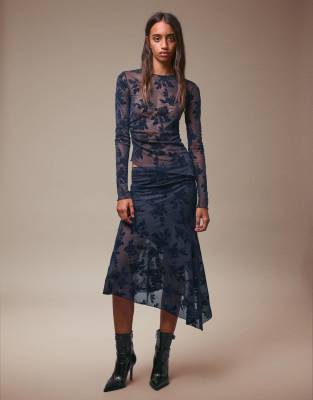 Bershka - Langärmliges Tüll-Shirt in Blau mit asymmetrischem Schnitt-Marineblau