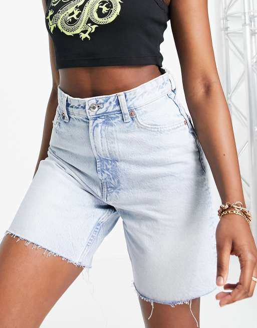 Bershka - Lange denim short in lichtblauw