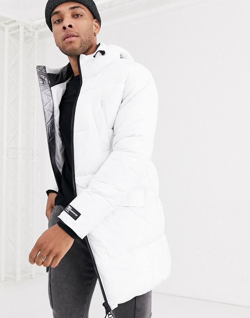 Bershka - Lange gewatteerde jas in wit
