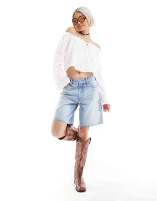 Bershka - Lange Jeansshorts in Mittelblau mit Glitzersteinverzierung