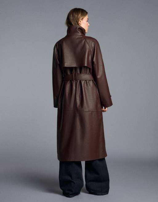 Bershka lange trenchcoat met leerlook riem in bordeauxrood, 3 van 5
