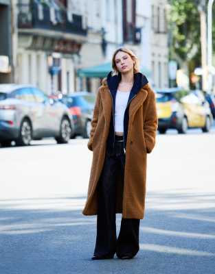 Bershka - Langer Mantel aus Kunstlammfell in Kamel-Brown
