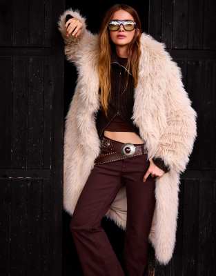 Bershka - Langer Mantel aus Kunstpelz in Beige-Neutral