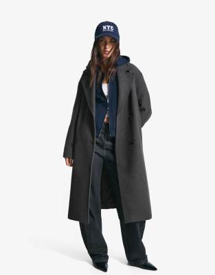 Bershka - Langer Mantel in Grau mit überschnittener Schulter-Neutral