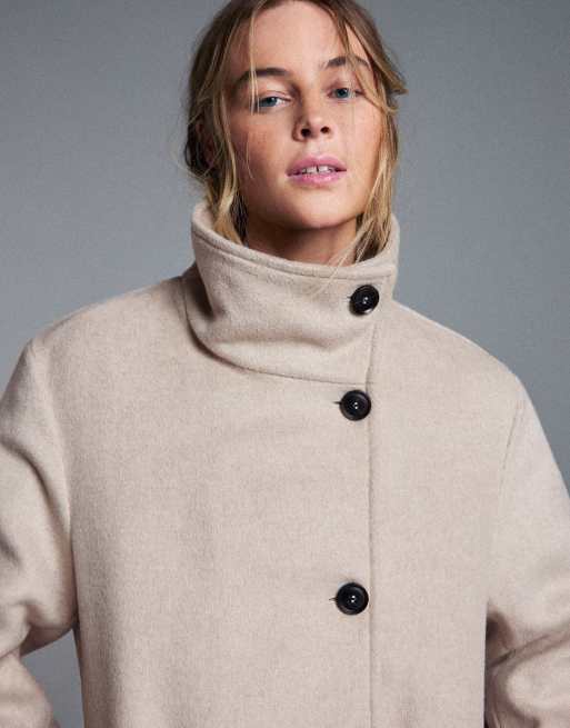 Bershka langer Mantel mit Stehkragen und Gürtel in Beige, 4 von 5