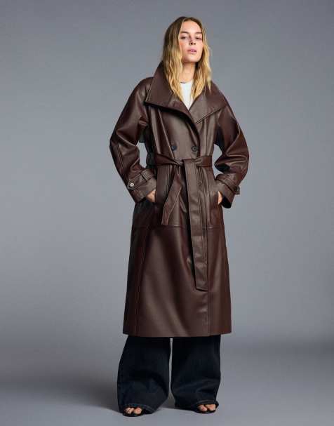 Bershka langer Trenchcoat in Lederoptik mit Gürtel in Burgunderrot - view 1