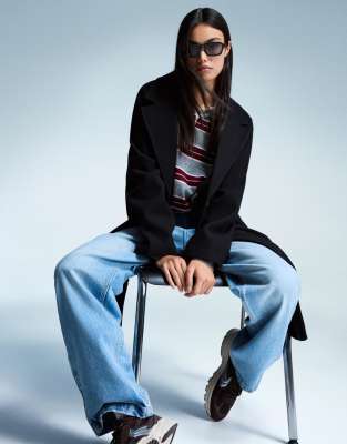 Bershka - Langer, weicher Mantel in Schwarz