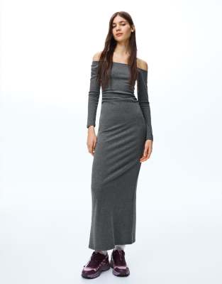 Bershka - Langes weiche Kleid in Hellgrau mit Carmen-Ausschnitt