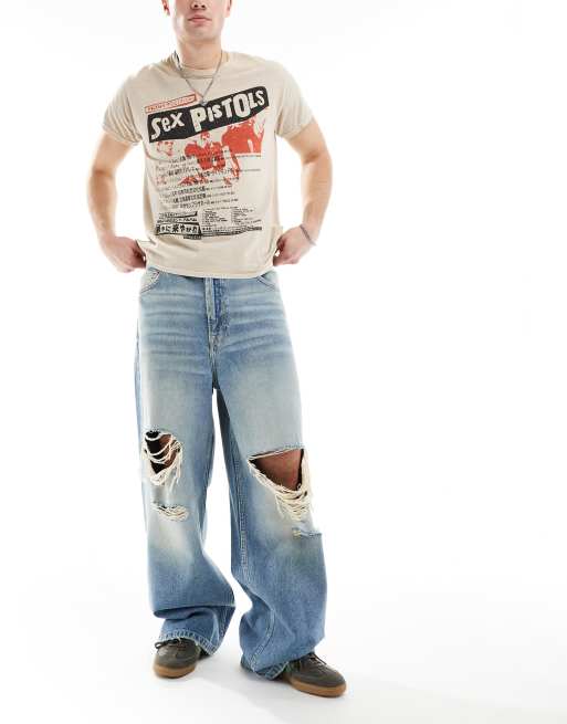 Bershka – Lässige Jeans in ausgewaschenem Blau mit Zierrissen