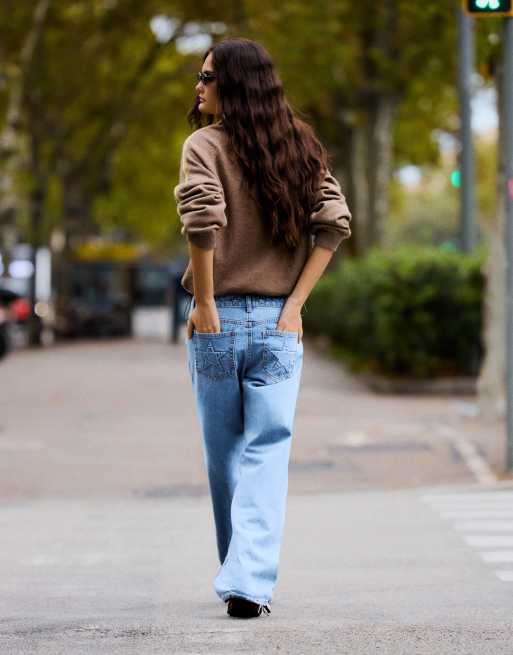 Bershka lavtaljede jeans med lige ben og stjerner i mellemblå vask, 3 af 5