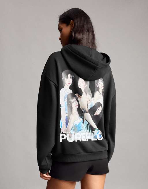 Bershka Le sserafim oversized hættetrøje i sort, 3 af 4