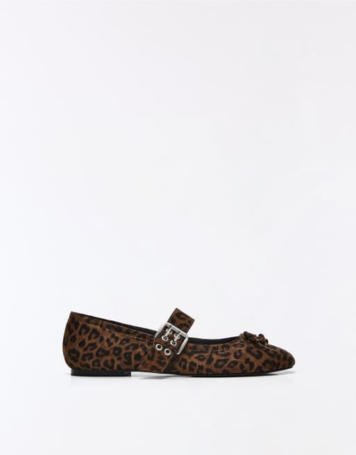 Bershka leopardmönstrade ballerinaskor med spänne i brunt, 2 av 6