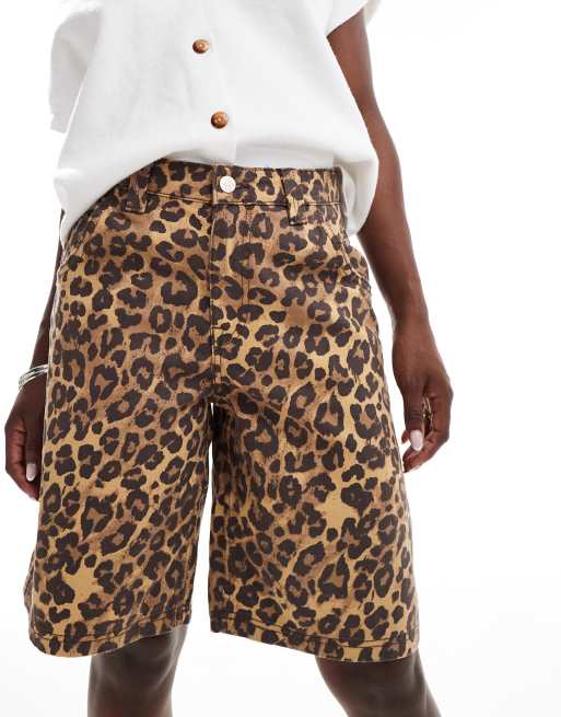 Bershka – Leopardmönstrade shorts i lång baggy-modell