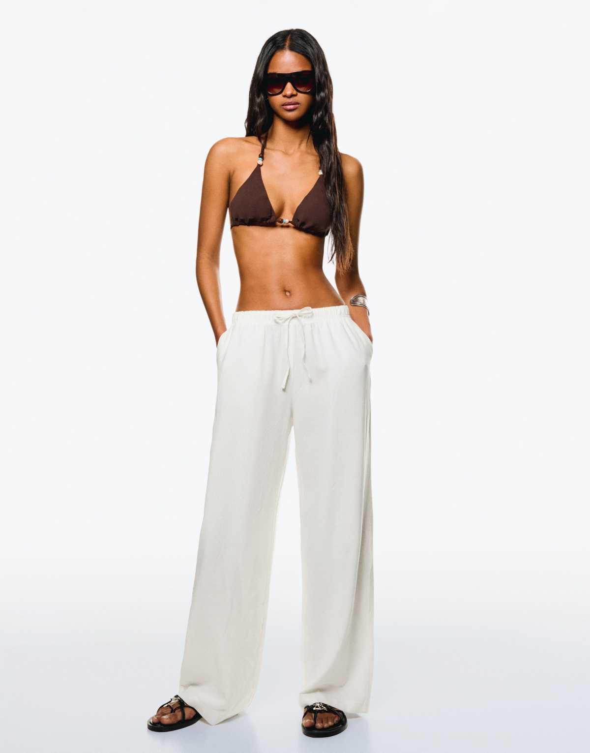 Bershka Linen blend trousers with an elasticated waistband in white