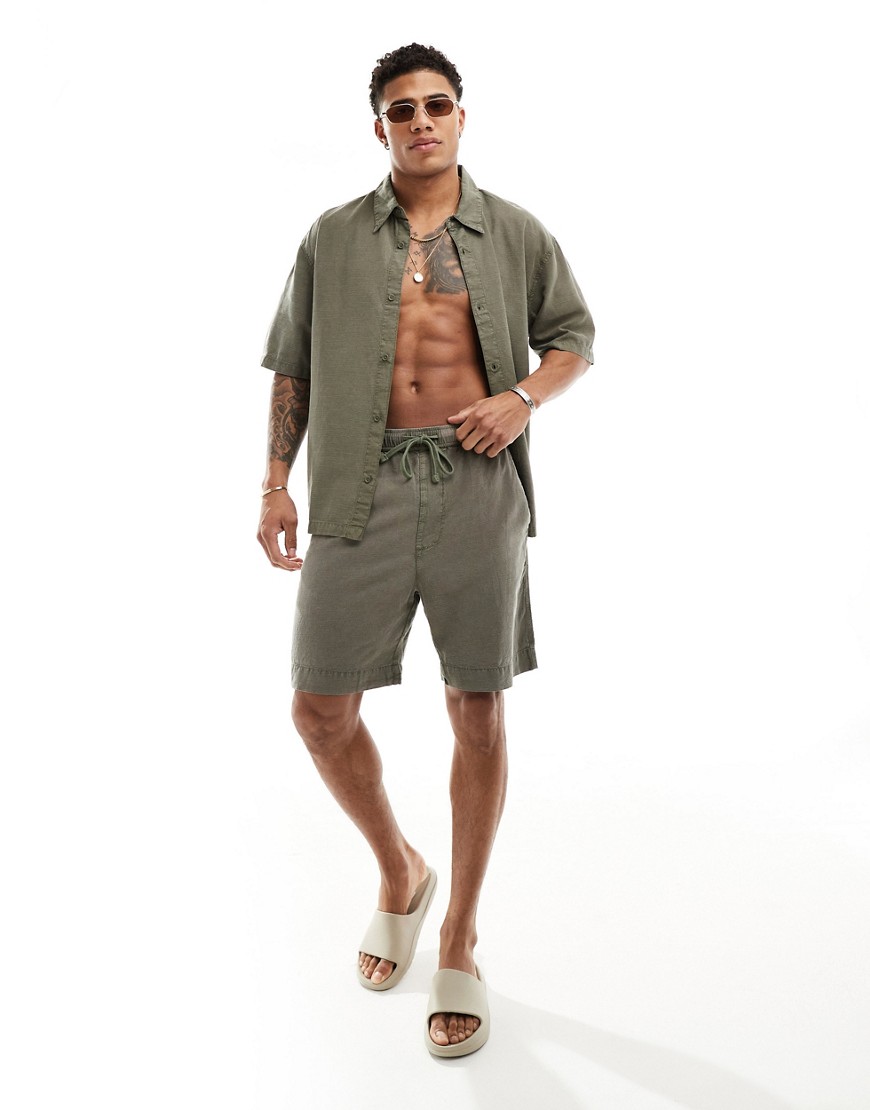 linen look shorts in khaki - part of a set-Green