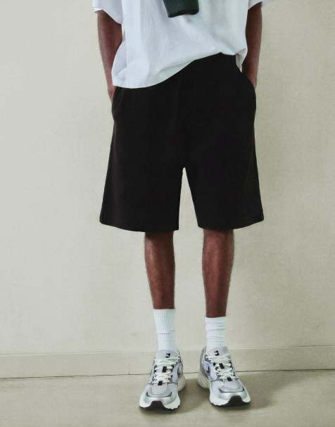 Bershka – Locker geschnittene Bermudashorts in Schwarz - view 1