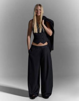 Bershka - Locker geschnittene Hose in Blau mit überkreuztem Bund-Marineblau