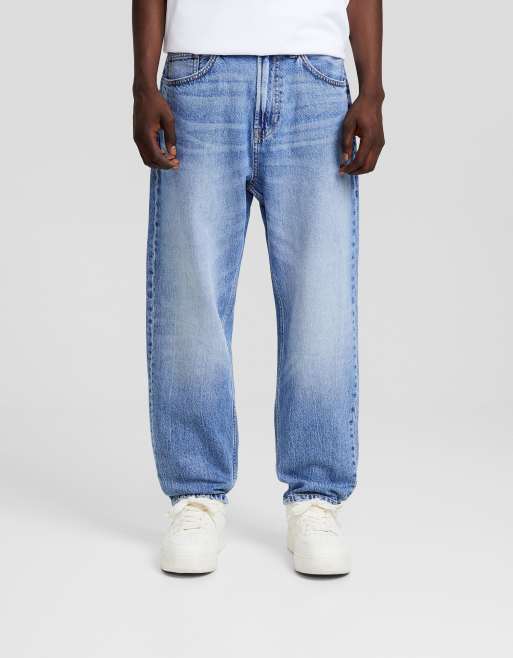 Bershka – Locker geschnittene Jeans in verwaschenem Mittelblau