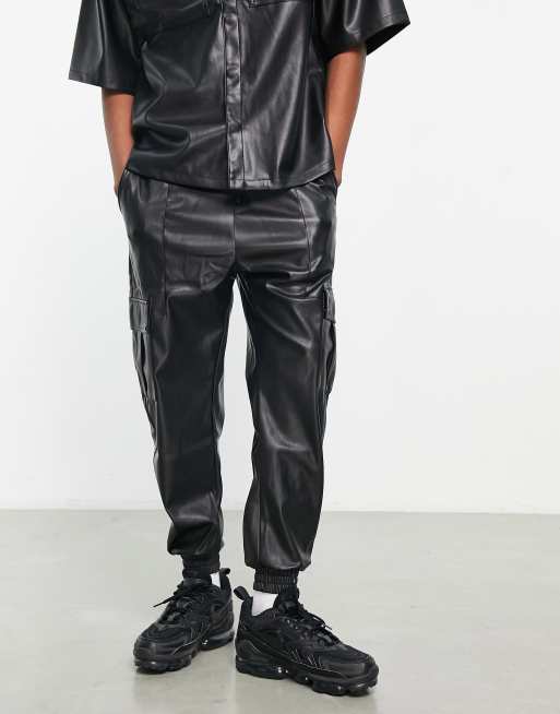 Bershka – Locker geschnittene Utility-Jogginghose aus PU in Schwarz