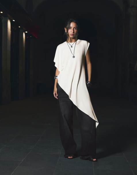 Bershka Long asymmetrical t-shirt in white - view 1