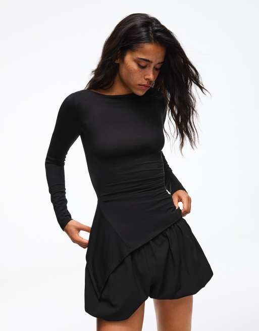 Bershka Long sleeve asymmetric gathered t-shirt in black, 2 of 5