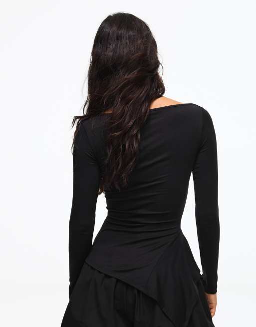 Bershka Long sleeve asymmetric gathered t-shirt in black, 3 of 5