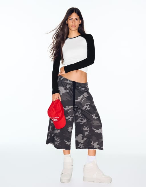 Bershka Long sleeve raglan t-shirt in black, 2 of 5