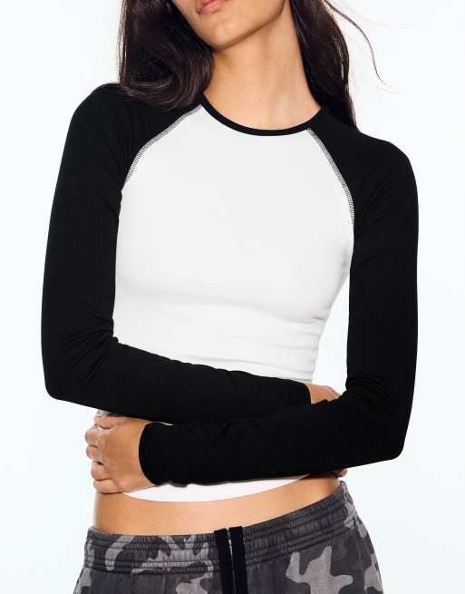Bershka Long sleeve raglan t-shirt in black, 4 of 5