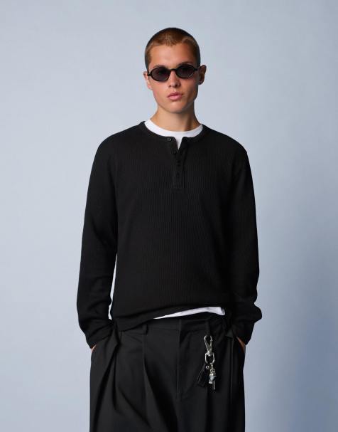 Bershka Long-sleeve slim-fit henley collar t-shirt in black