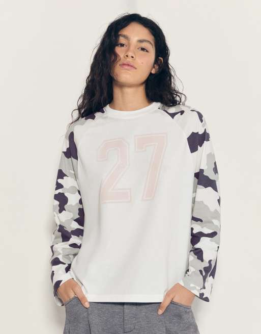 Bershka Long-sleeved camouflage print raglan t-shirt in grey, 2 of 6
