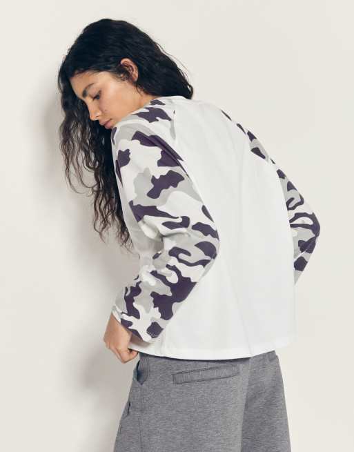 Bershka Long-sleeved camouflage print raglan t-shirt in grey, 3 of 6