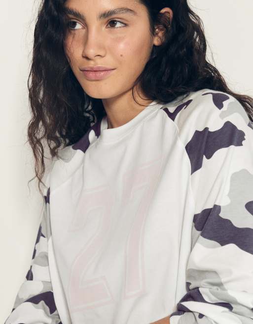 Bershka Long-sleeved camouflage print raglan t-shirt in grey, 5 of 6