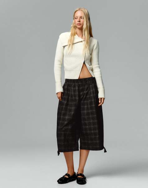 Bershka Long twill bermuda shorts in black - view 1