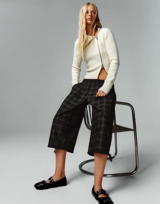 Bershka Long twill bermuda shorts in black, 2 of 5