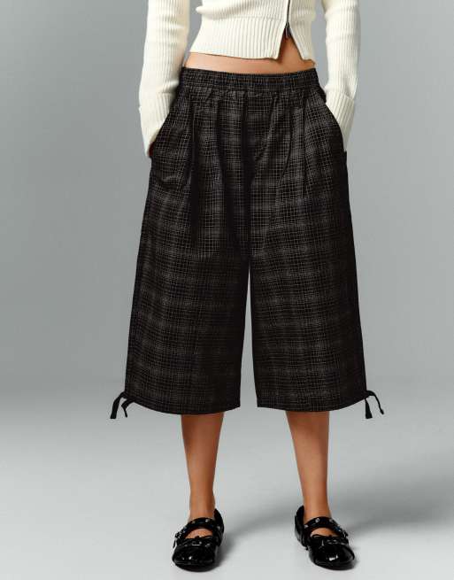 Bershka Long twill bermuda shorts in black, 4 of 5