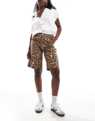 Bershka - Longline-Baggy-Shorts mit Leopardenprint-Bunt