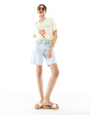 Bershka - Longline-Jeansshorts in Hellblau mit ungesäumtem Saum und hohem Bund