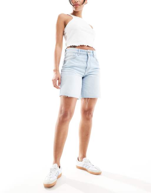 Bershka – Longline-Jeansshorts in hellblauer Waschung mit unverarbeitetem Saum und hohem Bund