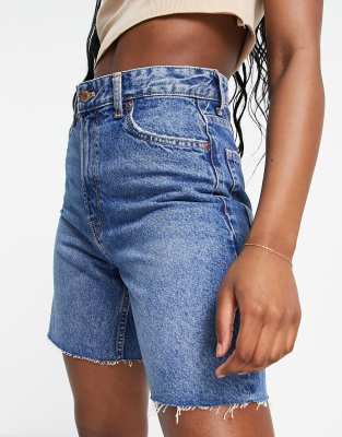 Bershka - Longline-Jeansshorts in Mittelblau